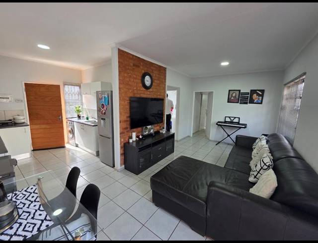 2 BEDROOM TOWNHOUSE FOR SALE IN CLARINA